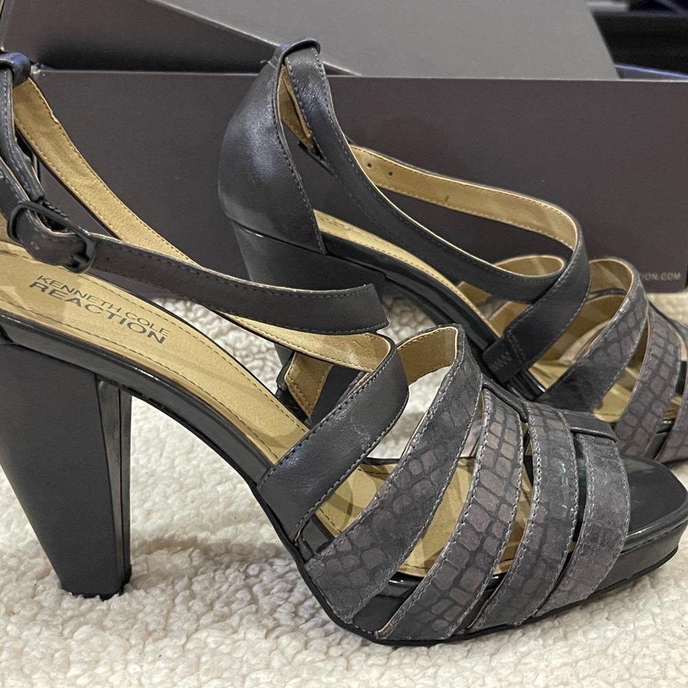 Kenneth Cole Reaction Fish N Chips Leather Open Toe dark gray Size 8.